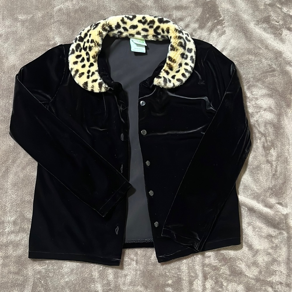 Black velvet with faux leopard print Peter Pan collar